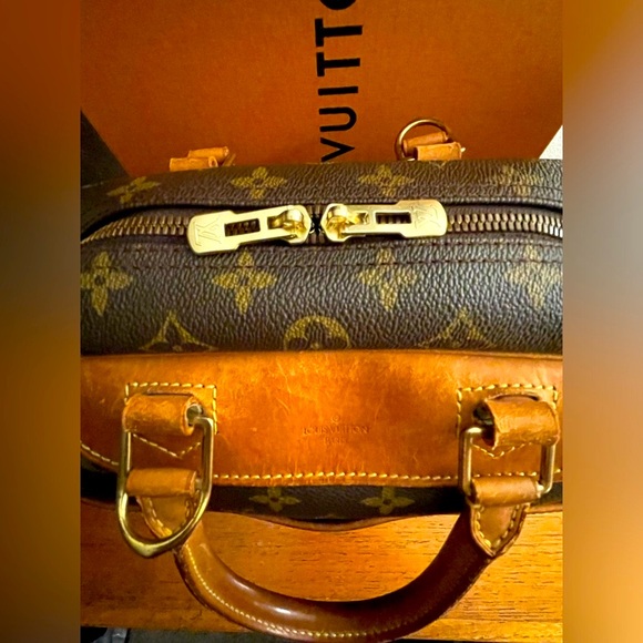 Authentic Louis Vuitton Deauville - Picture 2 of 16